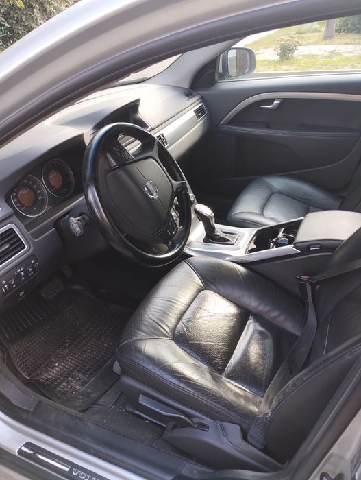 Volvo v 70.бенз . 191 т.км.2 литра . Цвет серый. Салон кожа черный.