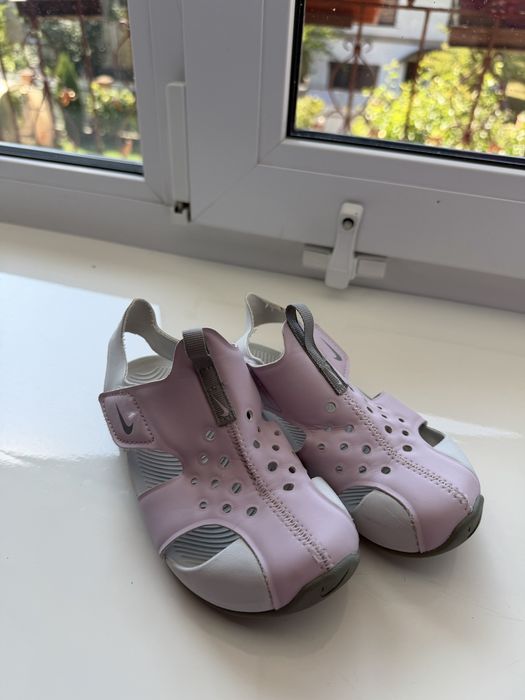 Босоніжки NIKE. Довжина устілки 18 см.