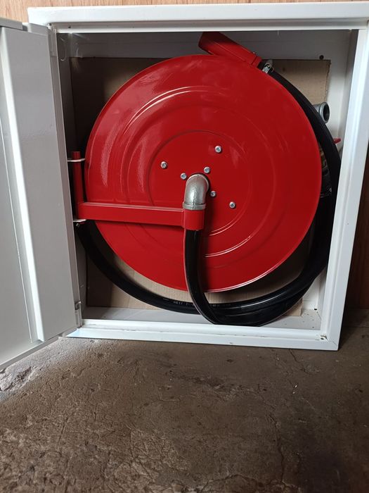 Пожежний шланг в корпусі кран комплект пожежна шафа