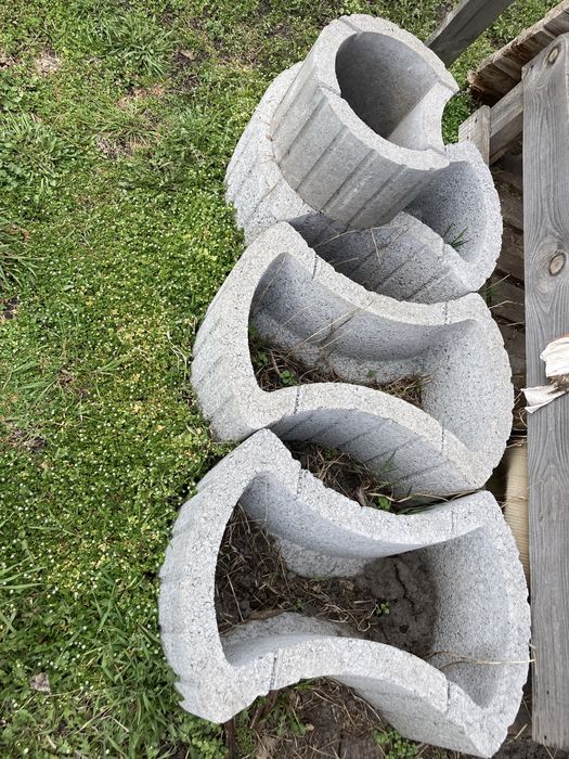 Клумба бетонна велика