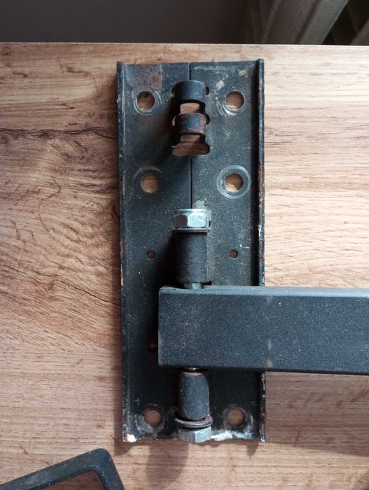 Навісна полиця дуже масивна, товстий металл