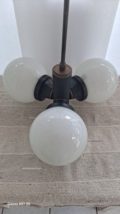 Lampa wisząca trójramienna.