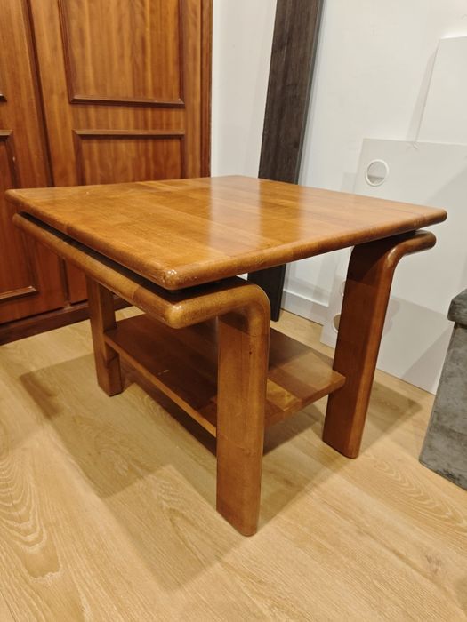 Mesa de madeira em bom estado