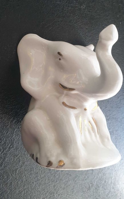 Stary porcelanowy słoń
