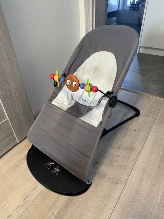 Bujaczek  babybjorn z zabawką