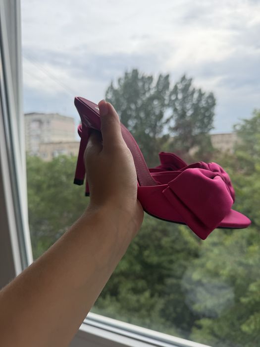 Босоніжки zara  на підборах