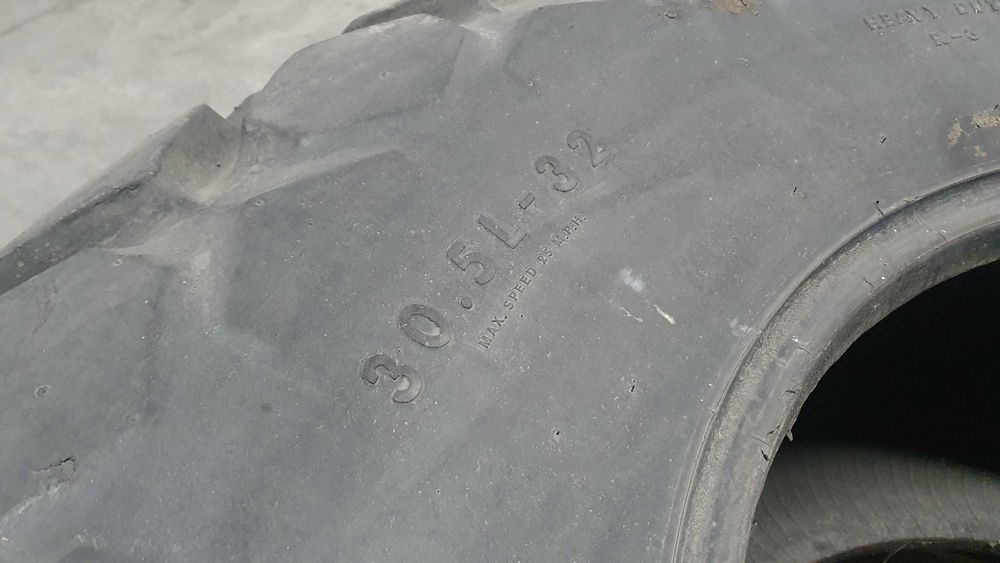 Pneu Titan 30.5 L - 32