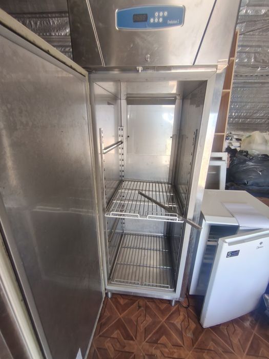 Продам холодильный шкаф
