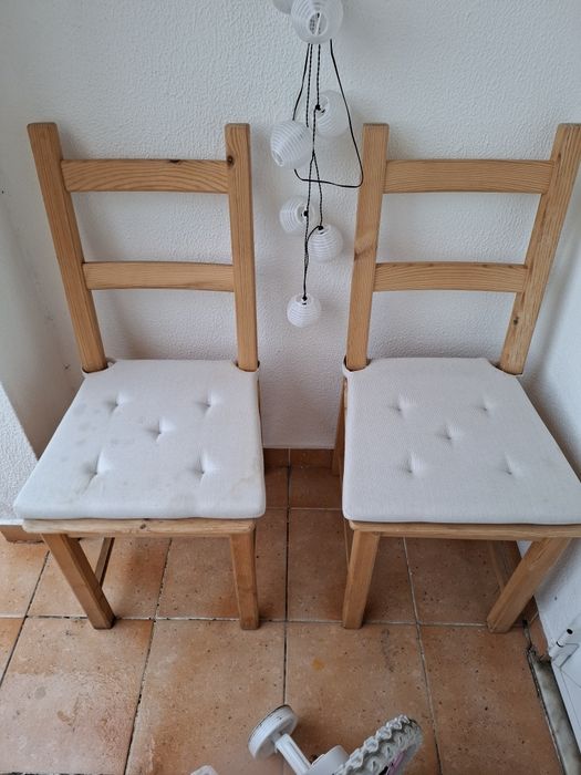 Duas Cadeiras de Madeira
