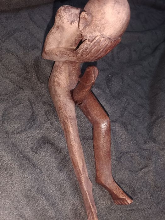 Drewniana rzeźba aktu – figura leżąca