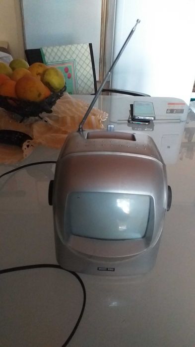 Televisão/radio mini antiga a funcionar perfeitamente
