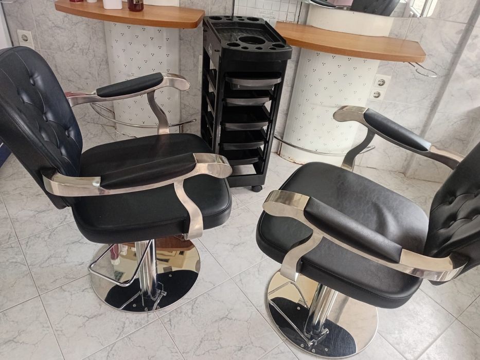 Cadeiras em bom estado para salao