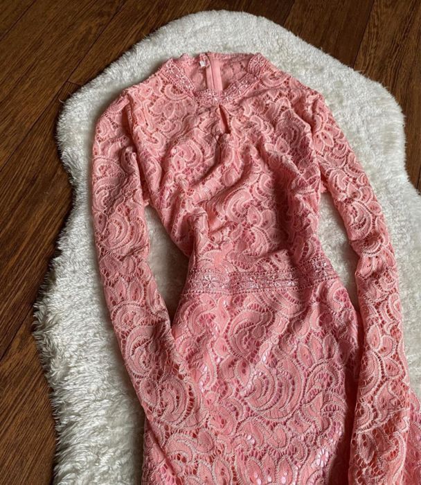 Розовое платье с длинным рукавом