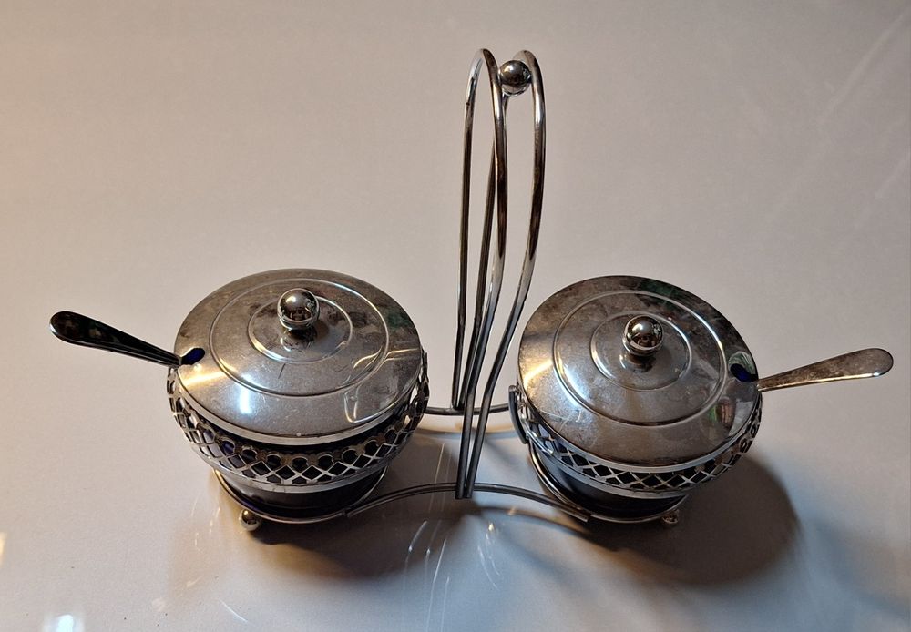 Molheira antiga em metal e vidro fosco