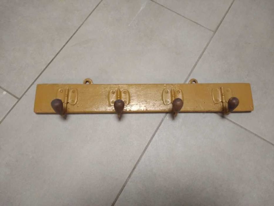 Wieszak na ubrania z PRL.