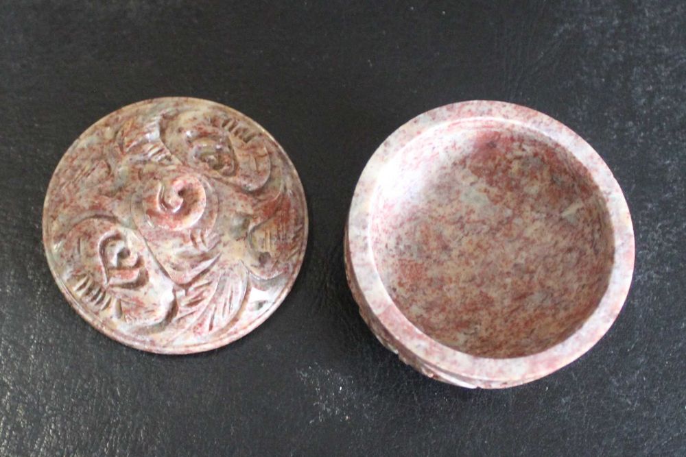 Caixa de pedra sabão vintage, esculpida à mão, com tampa