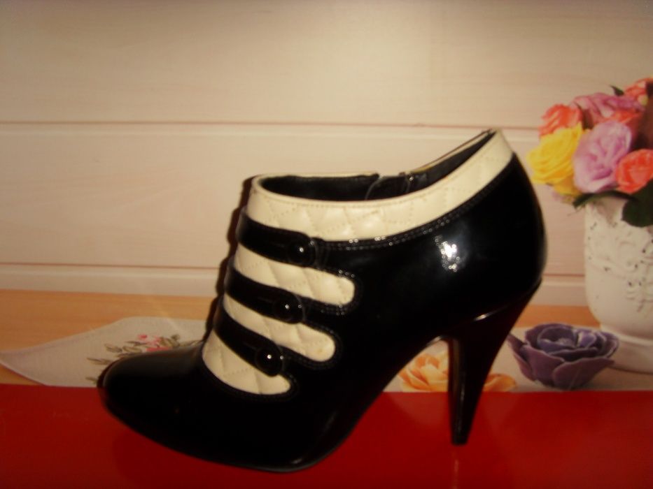 Czarno-Białe Lakierki, Botki, „Neu Look Gorgeous”