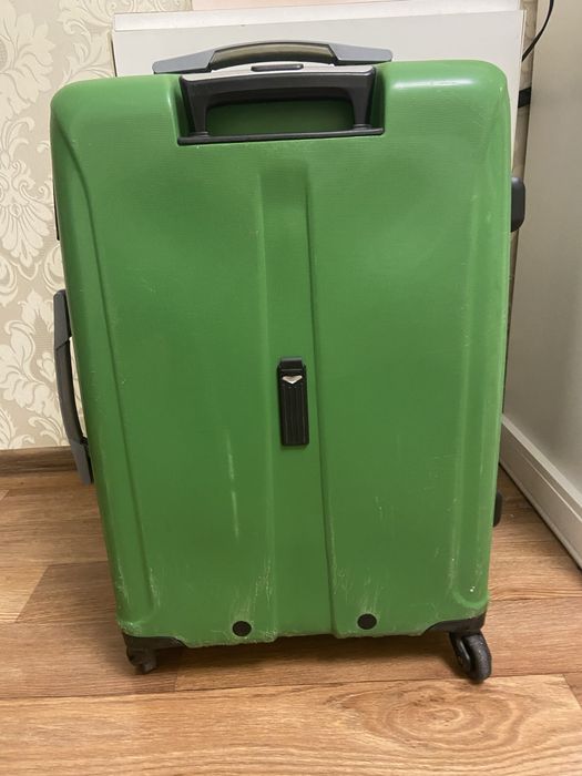 Валіза середнього розміру