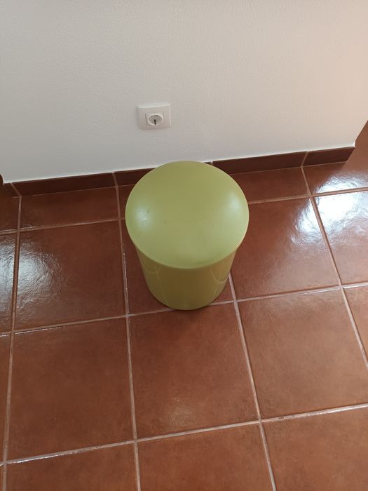 Puff verde de plástico almofadado
