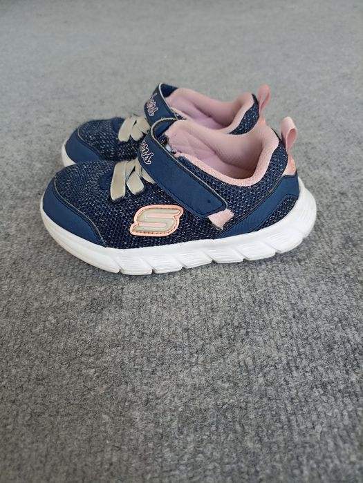 Кросівки для дівчинки.