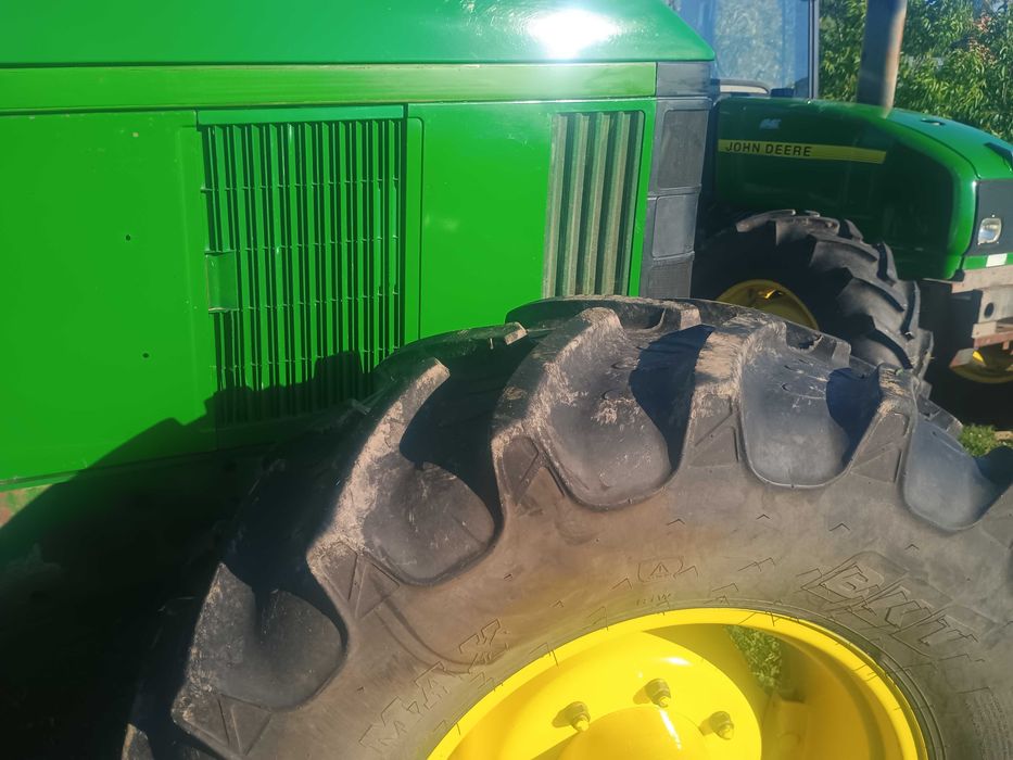 John Deere 6100  John Deere 3300