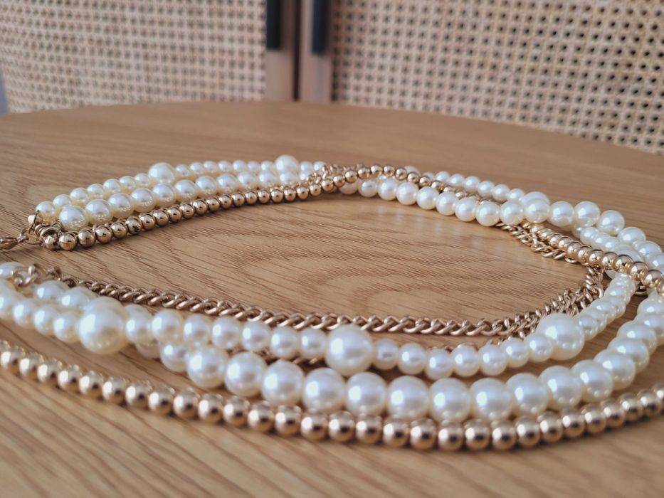 Naszyjnik z korali i złotych łańcuszków.