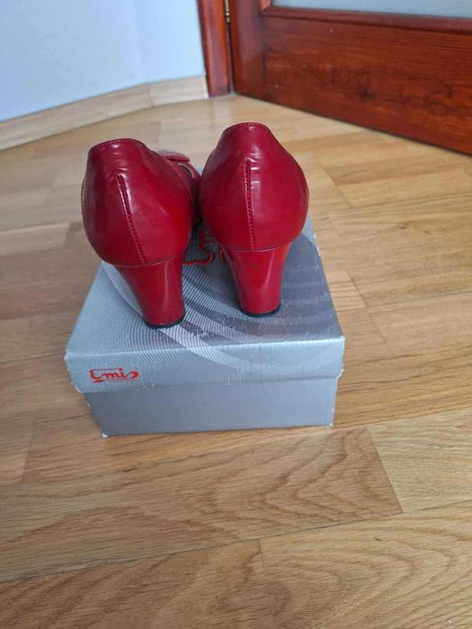 Czerwone czółenka Emis