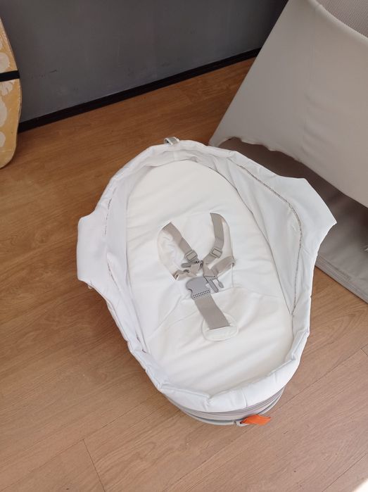 Berço espreguiçadeira de baloiço Stokke bounce n sleep
