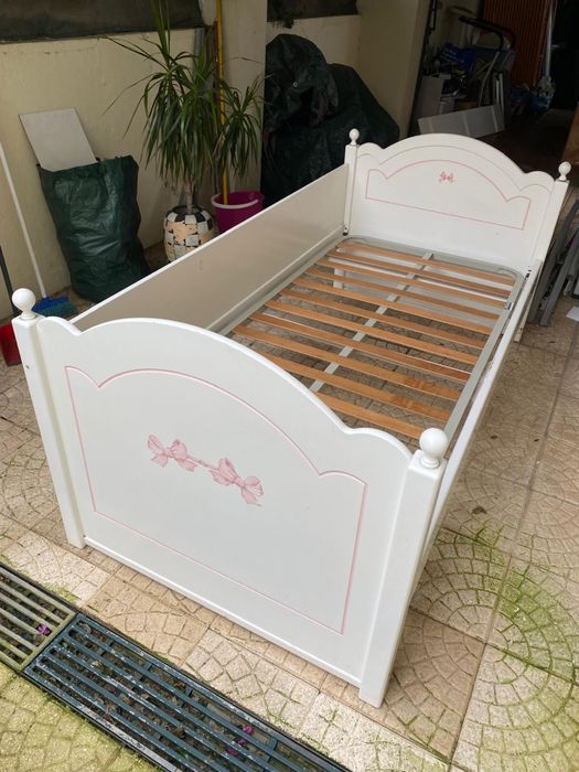 Cama branca com detalhes cor de rosa