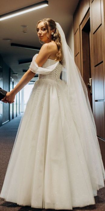 Весільна сукня кольору айворі
