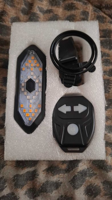 Задній стоп-сигнал із звуковими показчиками повороту.