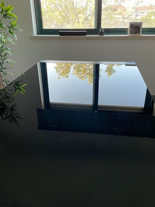 Mesa castanha de madeira maciça