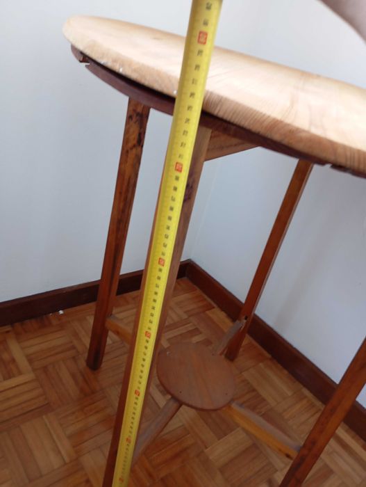 Mesa redonda de madeira.
