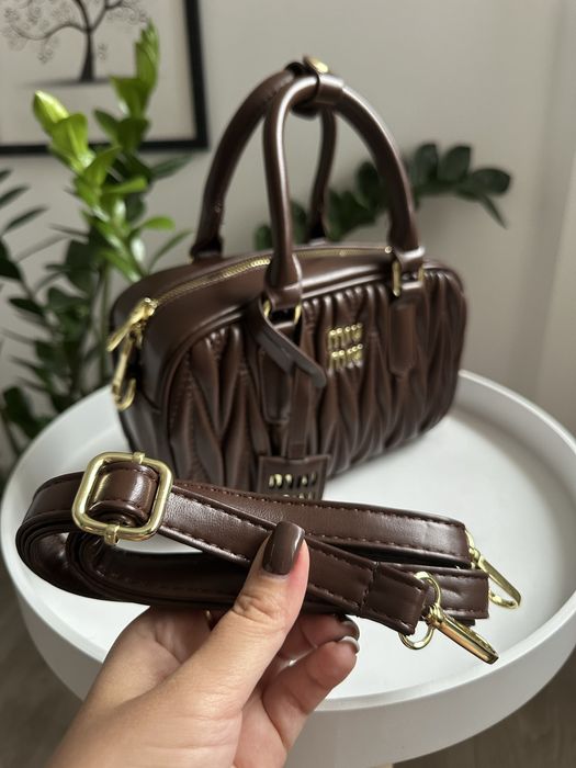 Популярна сумка в стилі міу міу miu miu трендова сумочка з ручками