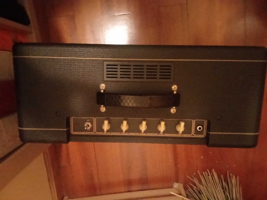 Vox AC-10 com capa Vox