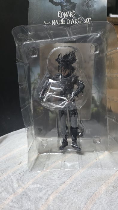 Figura eduardo maos de tesoura