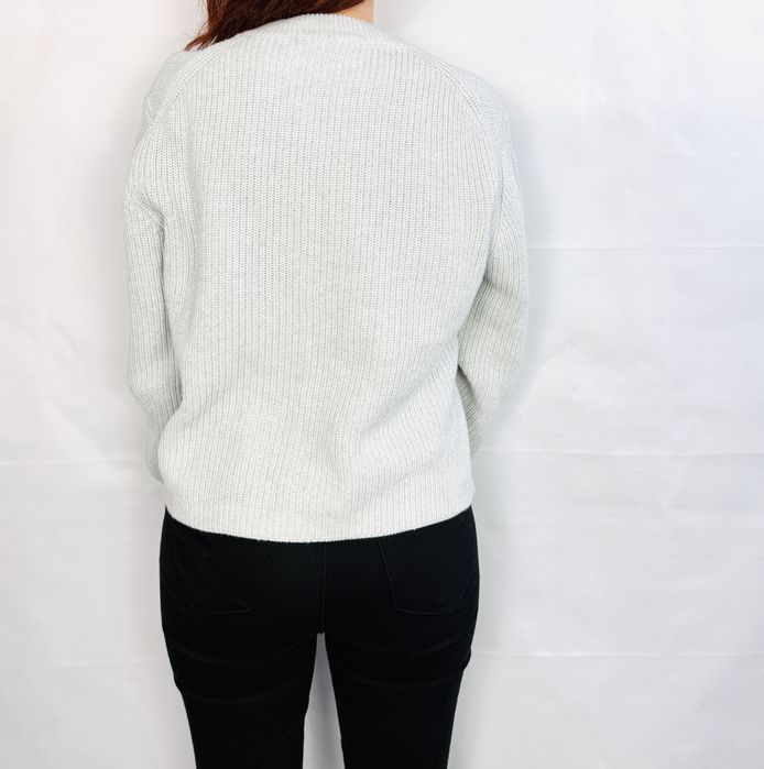 Jasnoszary sweter z falującym dołem M 38