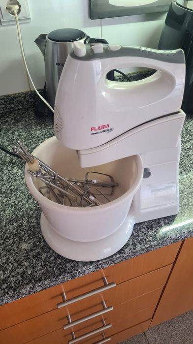 Batedeira eléctrica com taça Flama