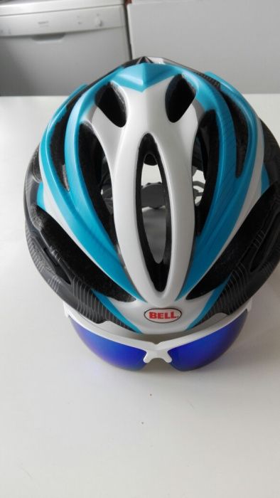 Óculos de sol e capacete