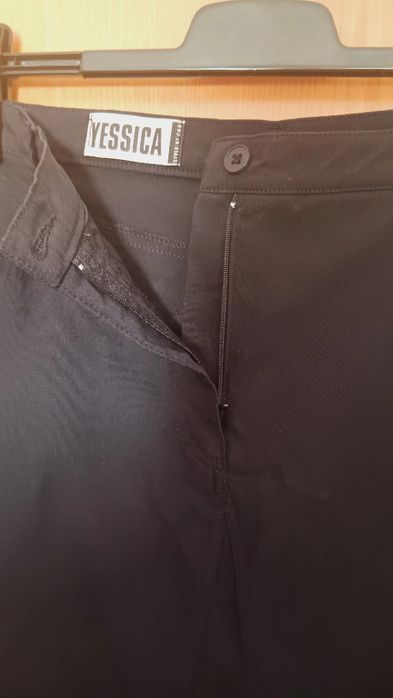 Saia preta com bolsos