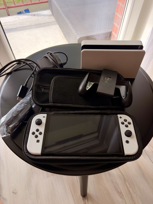 Konsola Nintendo Switch OLED + etui [stan bardzo dobry]