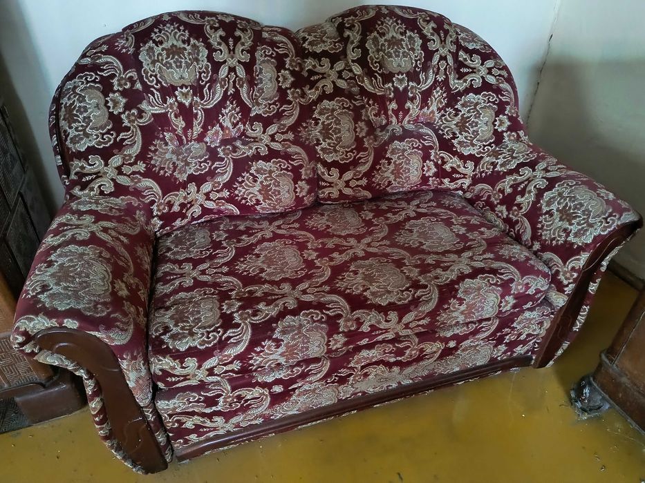 Stylowa sofa dwuosobowa retro / vintage – bordowy żakard, klasyk!