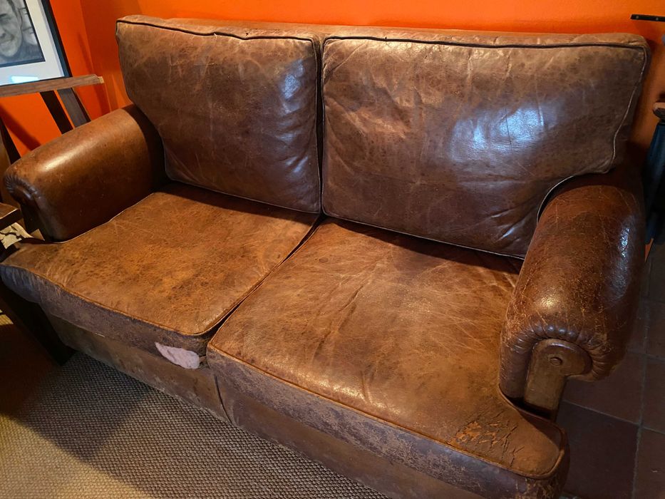 Sofás duplos rústicos em couro envelhecido e poltrona em napa