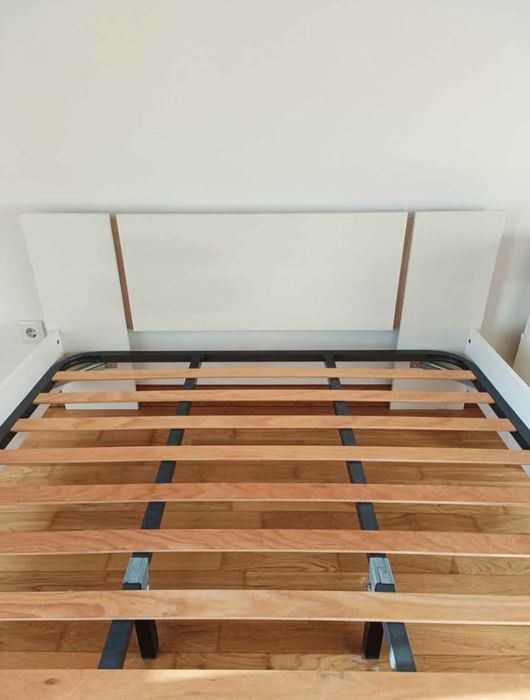 Cama de casal + estrado + 2 mesas cabeceira