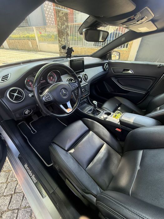 Mercedes CLA 180d Shooting Brake com teto panorâmico