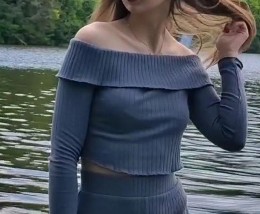 Кофта с открытыми плечами