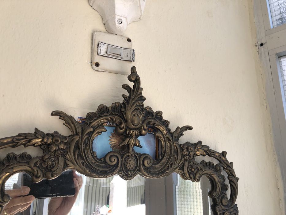 Mesa e espelho emBronze