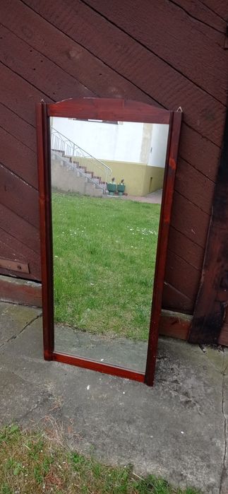 Lustro w drewnianej ramie