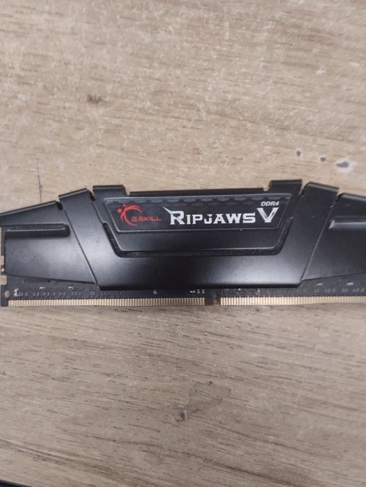 Продам оперативну пам’ять G.SKILL Ripjaws V DDR4 16GB 3200MHz