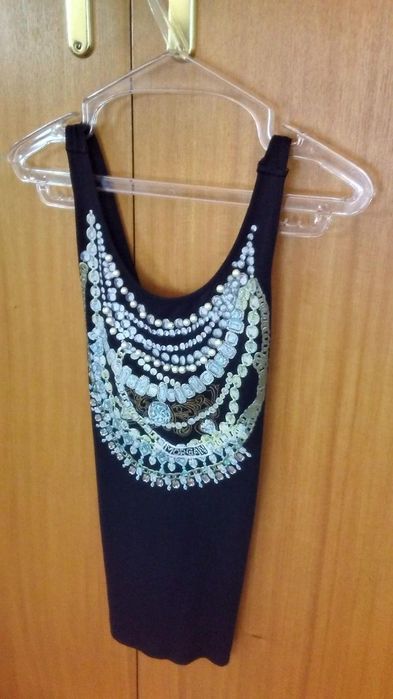 Vendo três peças de roupa.